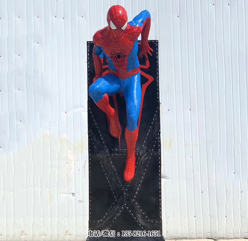 后背貼墻上的蜘蛛俠雕塑 后背貼墻上的蜘蛛俠雕塑