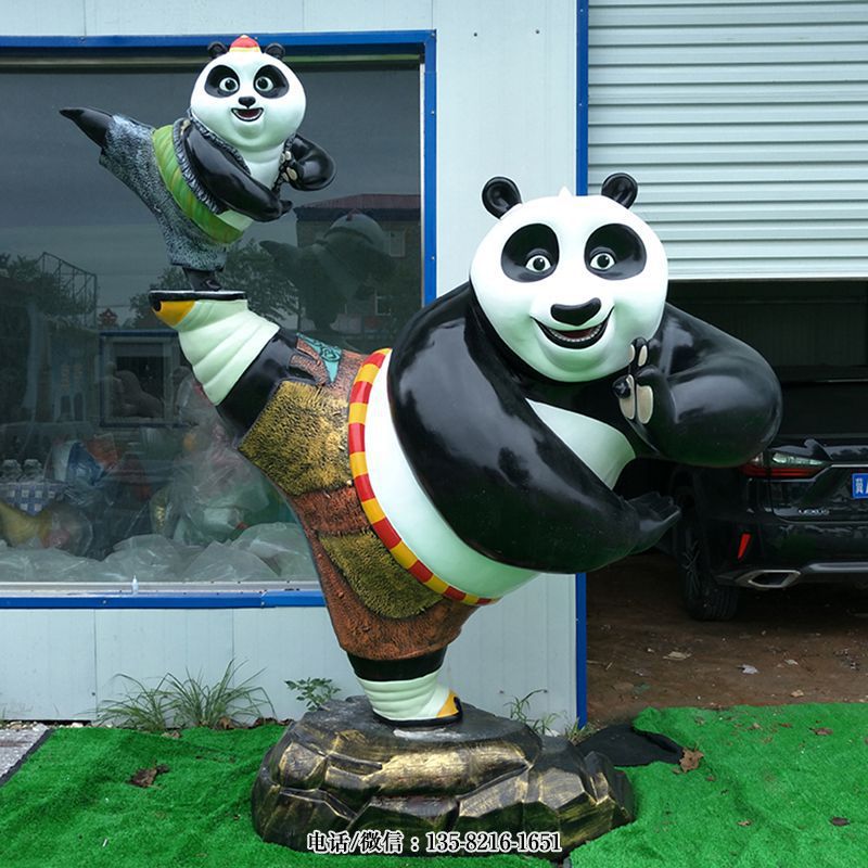 腳上一只小熊貓的功夫熊貓雕塑 腳上一只小熊貓的功夫熊貓雕塑
