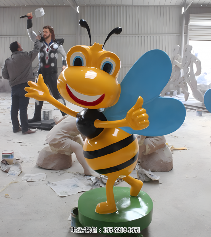 飛舞的卡通小蜜蜂雕塑