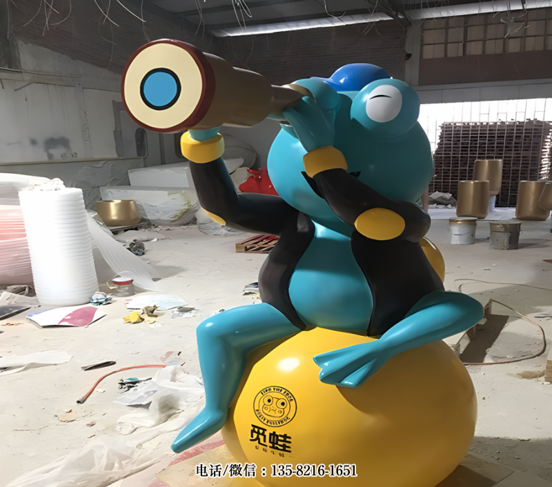 用望遠鏡眺望遠方的卡通青蛙雕塑