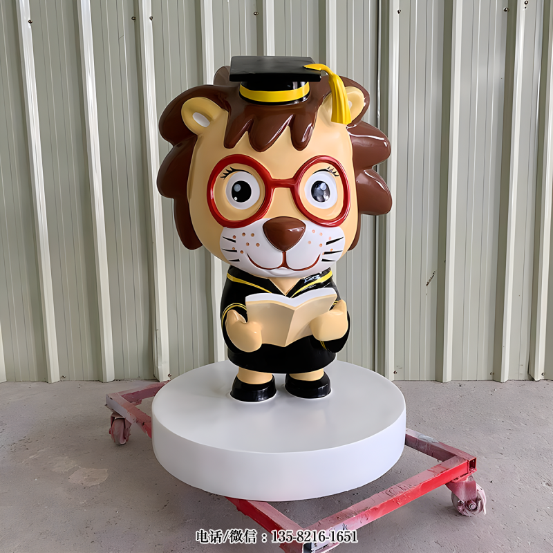 頭戴博士帽看書的卡通獅子 頭戴博士帽看書的卡通獅子