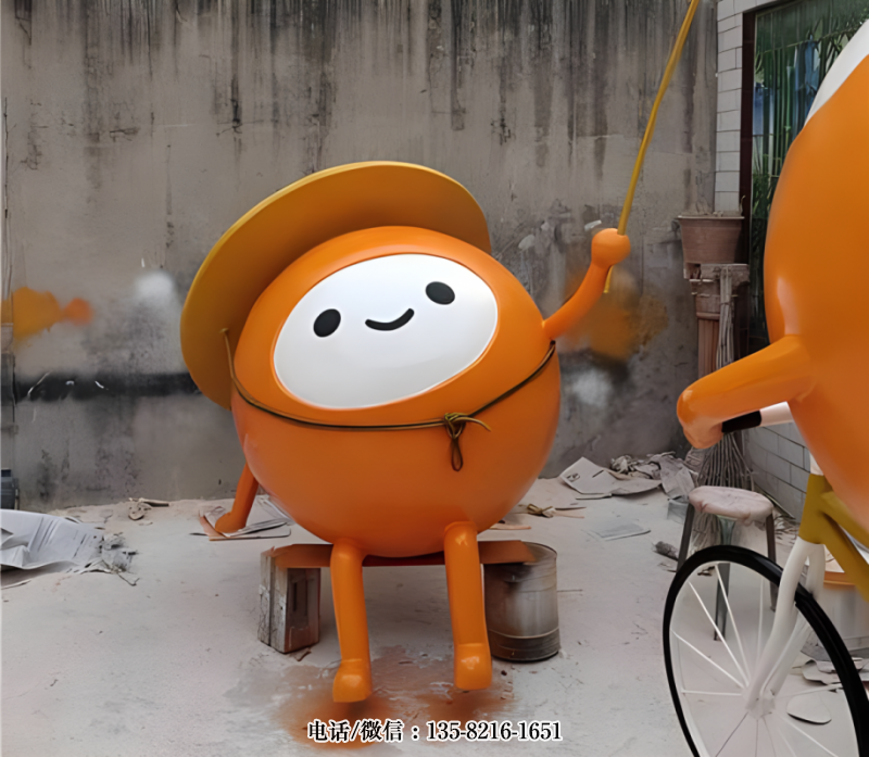 戴草帽釣魚的卡通柑橘公仔