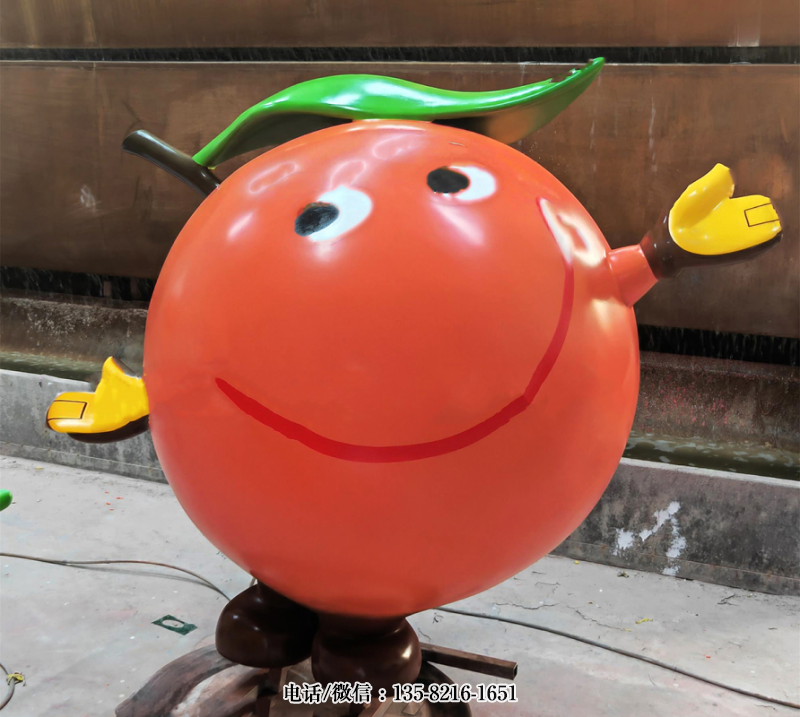張開雙手的卡通橘子雕塑